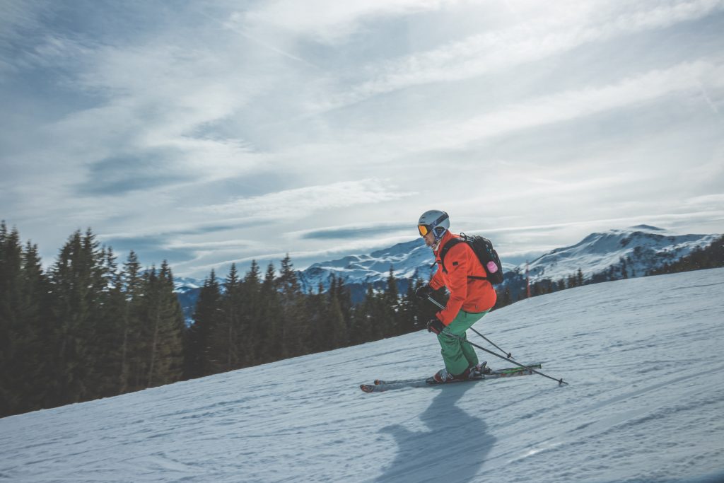 Especially if you're going off-piste, careful equipment planning is important. Consider packing water and a snack and also take visibility into account when choosing a jacket.