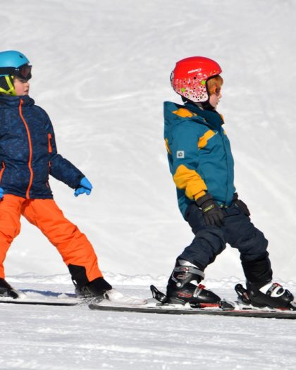 Les escoles d'esquí d'Andorra ofereixen classes per a totes les edats i nivells d'habilitat.